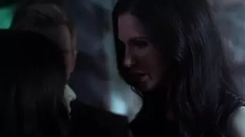 Azita Ghanizada & Laura Mennell kissing in Alphas