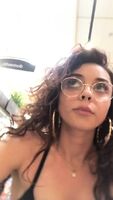 Sarah Hyland showing off her sexy cleavage