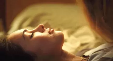 Megan Fox and Amanda Seyfried make-out in Jennifer's Body
