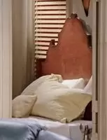 Jennifer Aniston jiggles into the room