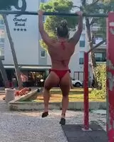 Suzanne Svanevik - pull ups everywhere