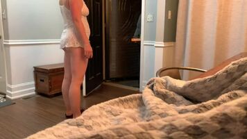Hot lady caught the pizza delivery guy taking pics of her Ass