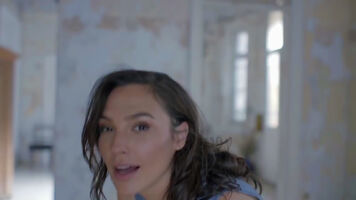 Gal Gadot invited you to a weekend fuck session after her husband has left the country for work. What happens?