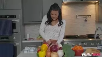 Super Cute Vlogger Kendra Spade Likes Big Onions