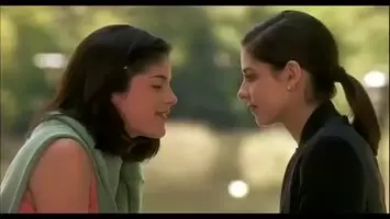 Selma Blair and Sarah Michelle Gellar in Cruel Intentions