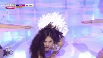 Hyuna's generous down blouse